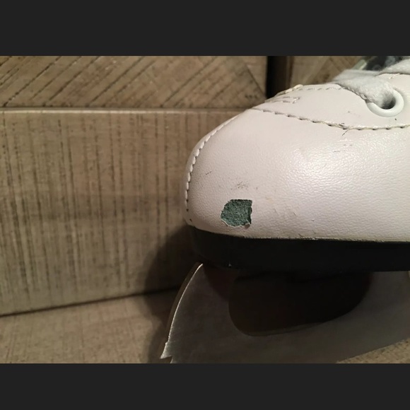 Winnwell Girls Figure Skates Size 4J Scratched - Picture 8 of 12
